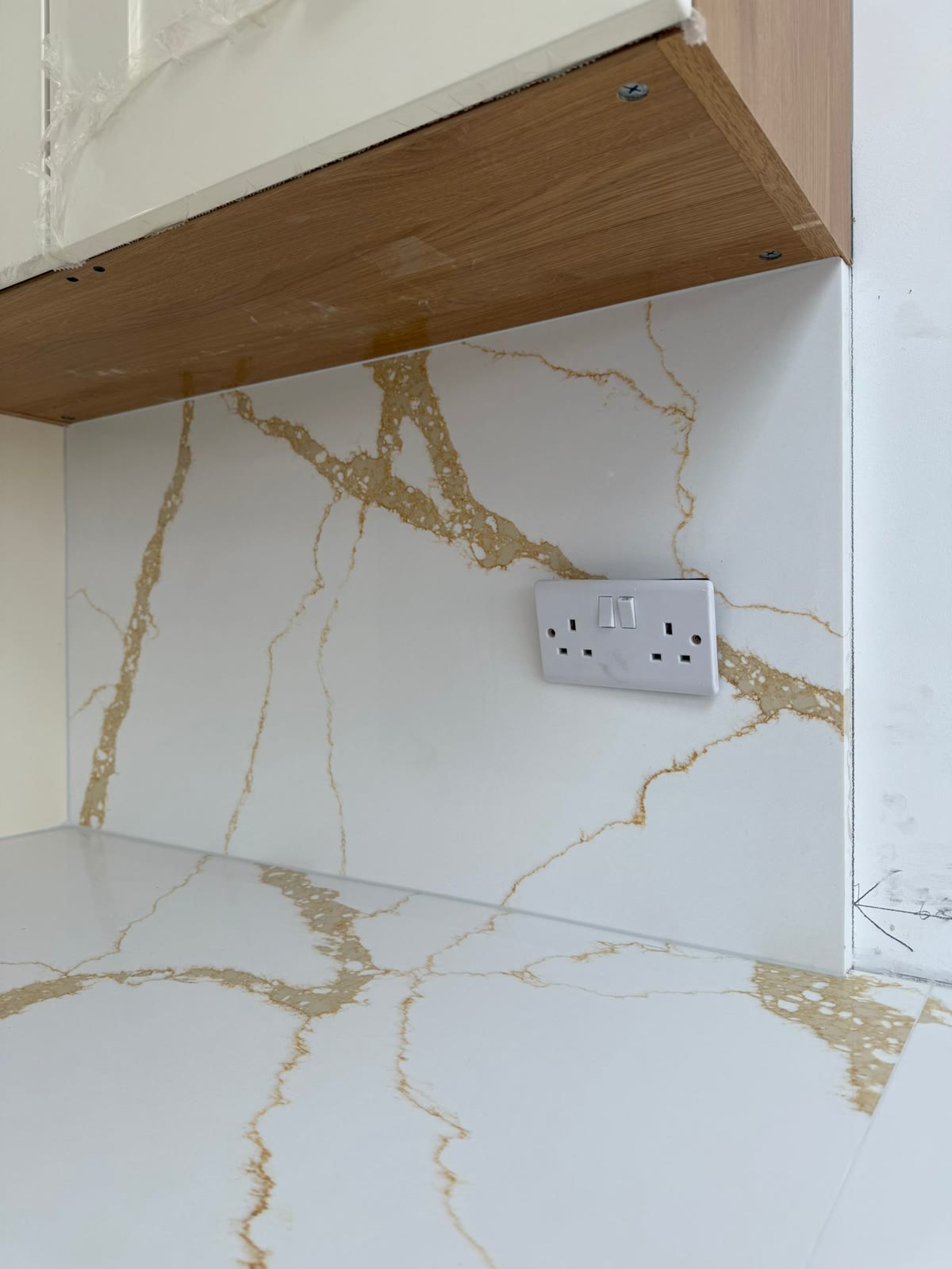 Detal blatu Calacatta Gold ze złotymi żyłami