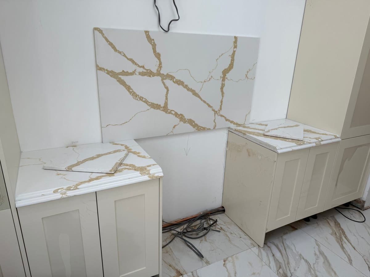 Kuchnia z blatem Calacatta Gold — złote żyły na białym tle