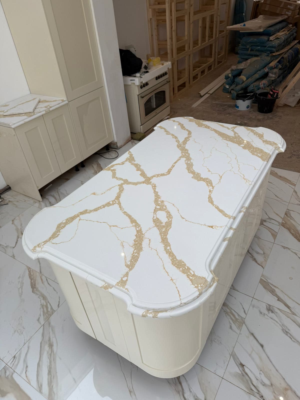 Calacatta Gold wyspa kuchenna — widok z góry