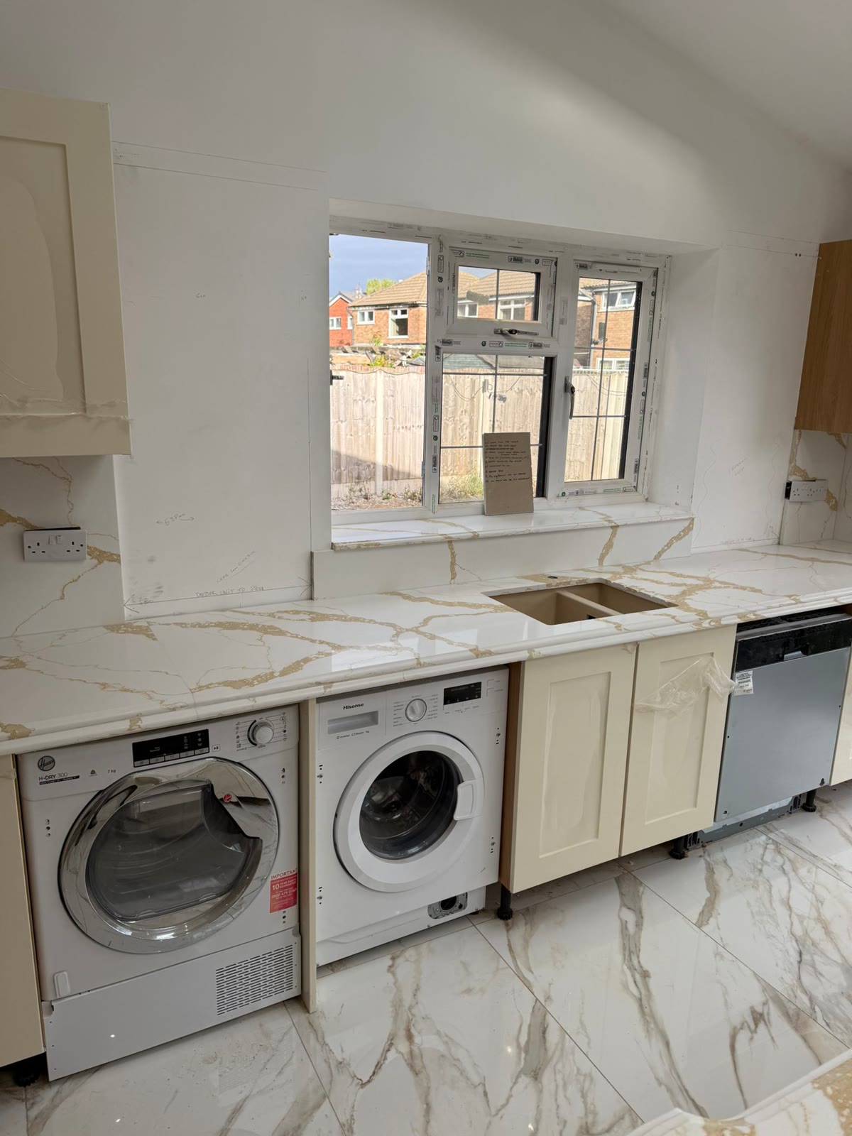 Calacatta Gold — montaż w trakcie