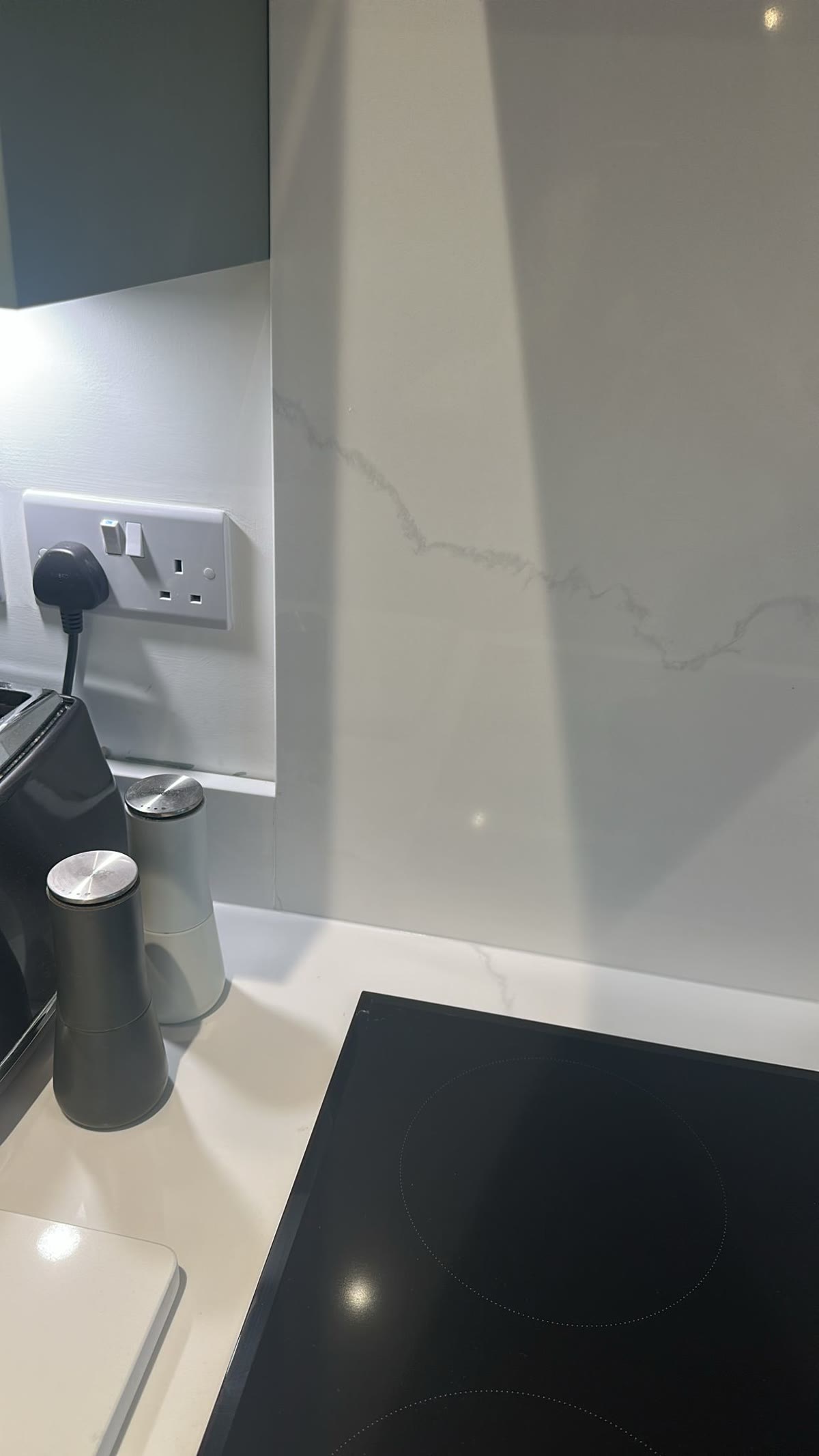 Biały kwarc z efektem Carrara przy płycie indukcyjnej