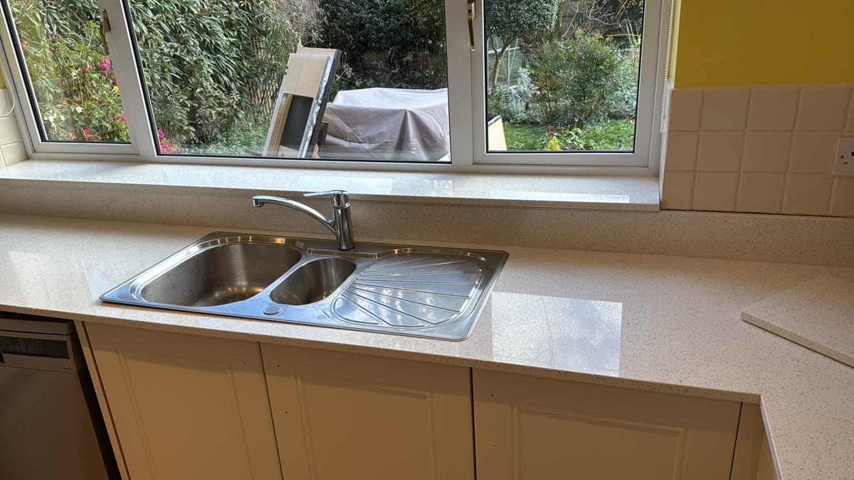 Biały blat kwarcowy ze zlewozmywakiem